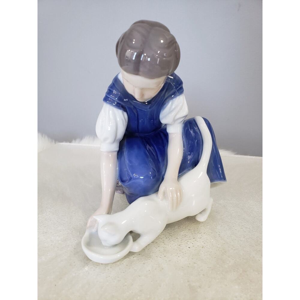 RARE GIRL FEEDING CAT Early B & G Bing and Grondahl Denmark 1745